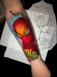 Tatuagem do Homem Aranha mega colorida