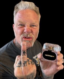 James Hetfield do Metallica com cinzas na mão