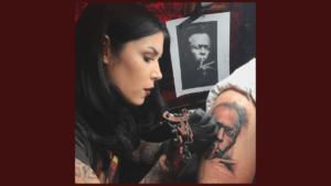 Kat Von D tatuando