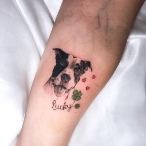 Tatuagem mini realismo de um cachorro