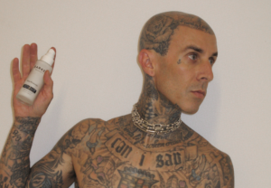 Travis Barker lança linha de cuidados para tatuagem