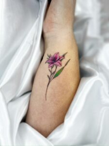 Thaís de Luca tatuagem de flor delicada em aquarela