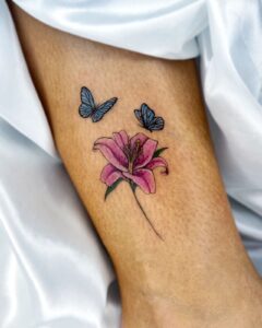 Tatuagem delicada de flor