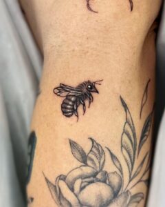 Tatuagem de abelha delicada